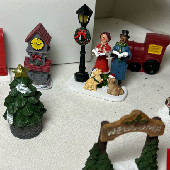 LIGHT UP CHRISTMAS TOWN FAIRY GARDEN GIFT SET - Picture 9 of 16